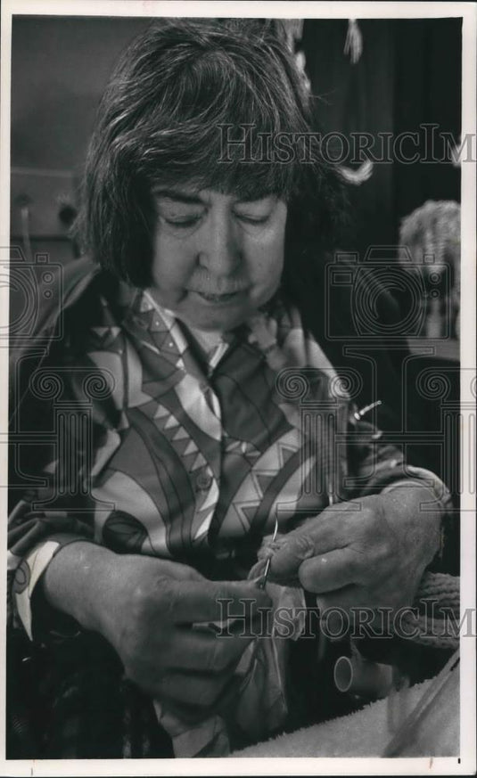 1992 Press Photo Dolly O'Hara knits at the Hartford Memorial Hospital - Historic Images