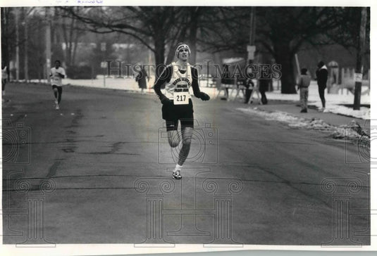 1991 Press Photo Hal Carlson finishes Champagne Chase first. Waukesha - Historic Images
