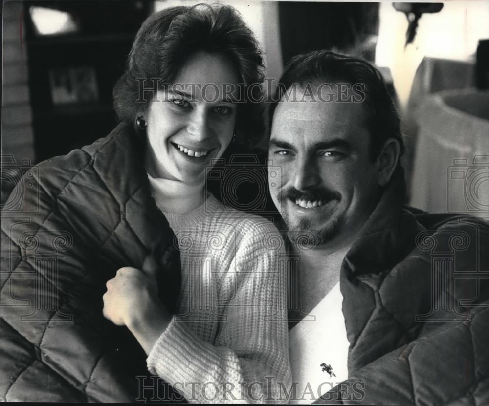 1992 Press Photo Maria and Scott Nitsch with sleeping bags - mjb63979 - Historic Images