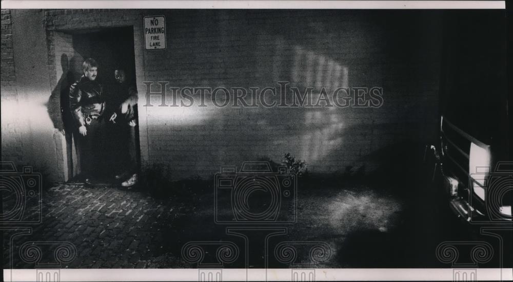 1990 Press Photo Thomas Stigler talks to man near 400 block of W Wisconsin Ave - Historic Images