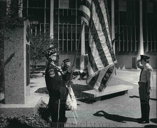 1984 Press Photo Milwaukee Officer saluted after placing wreath at the monument - Historic Images