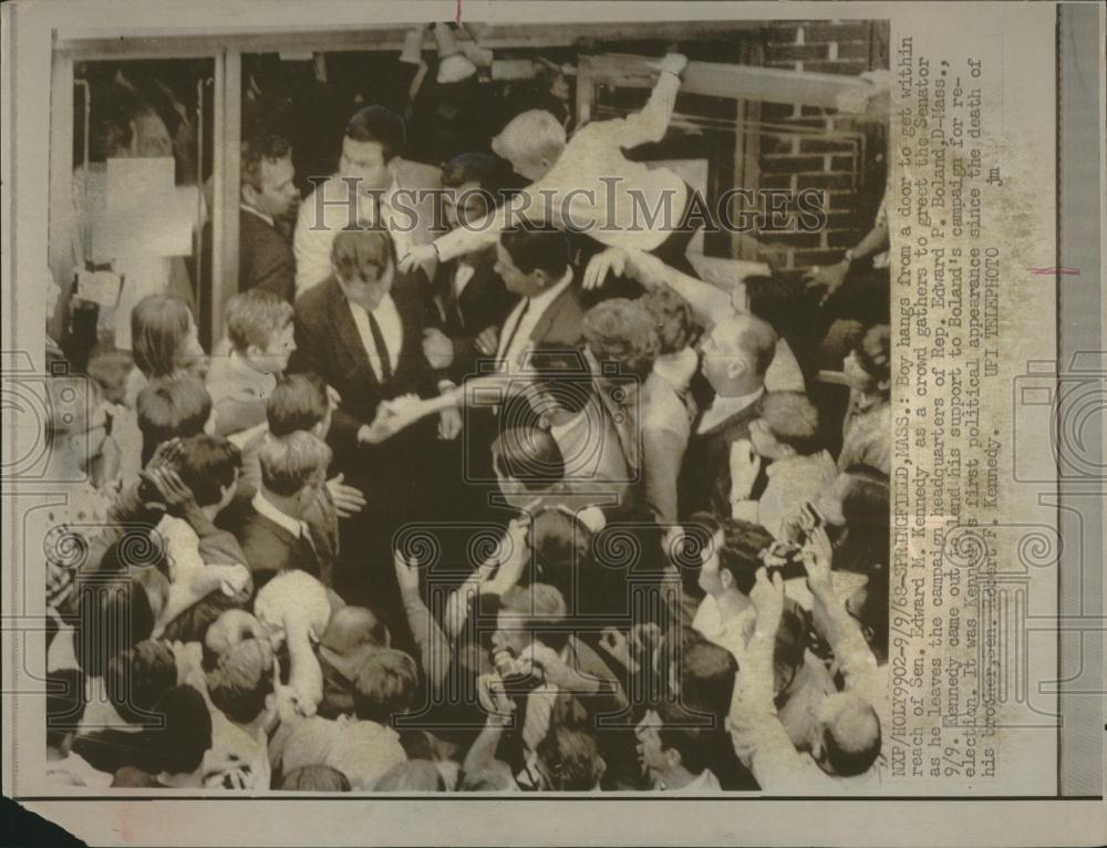 1968 Press Photo Boyhangs Springfield Edward Kennedy - RRV16593 - Historic Images