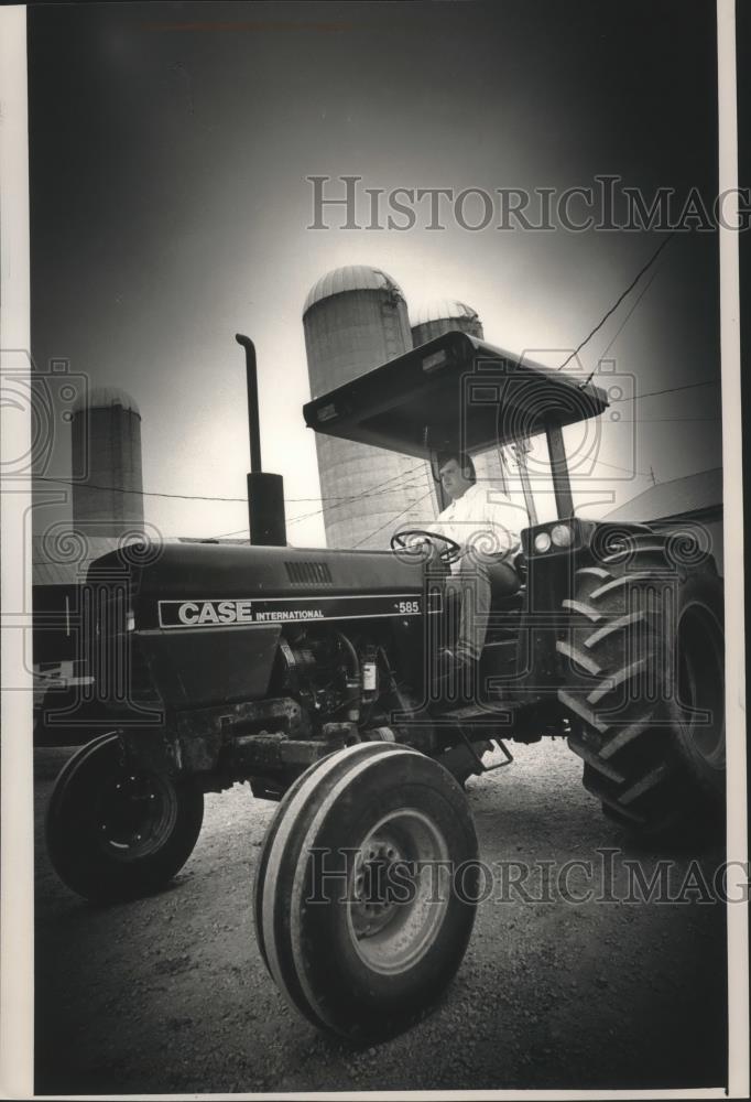 1992 Press Photo Richard Sievert, here driving a tractor, rural Shawano County - Historic Images