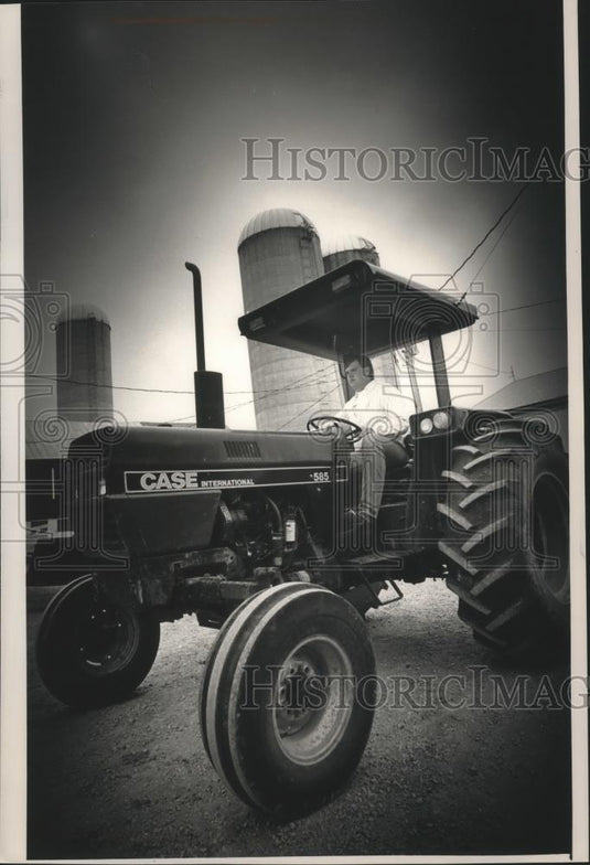 1992 Press Photo Richard Sievert, here driving a tractor, rural Shawano County - Historic Images
