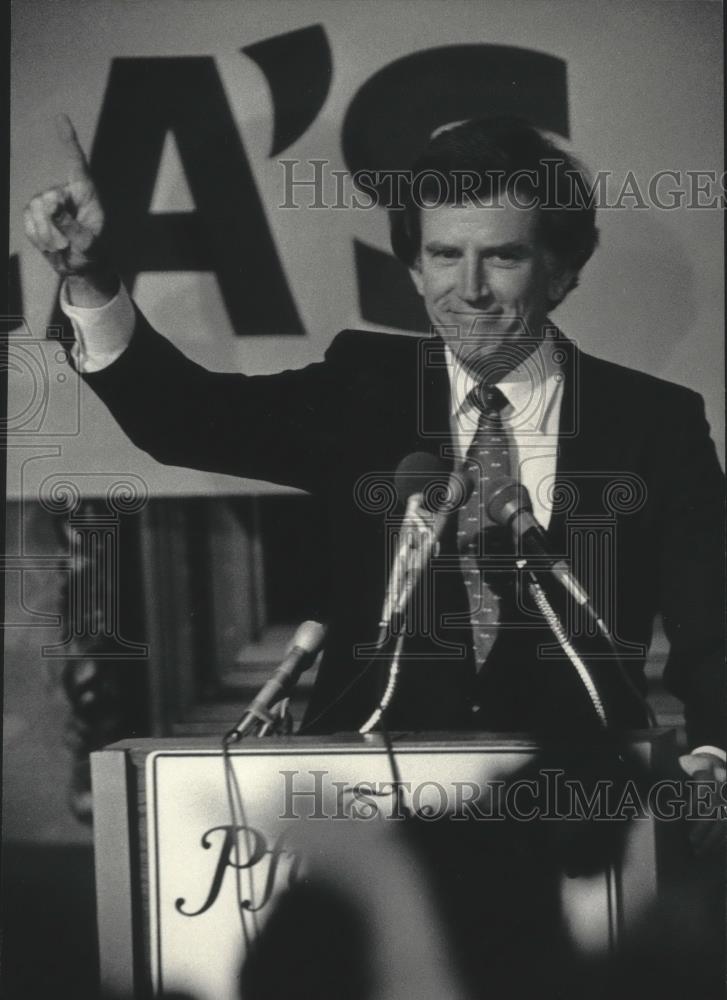 1984 Press Photo Gary Hart, presidential candidate, in Milwaukee - mjb64429 - Historic Images