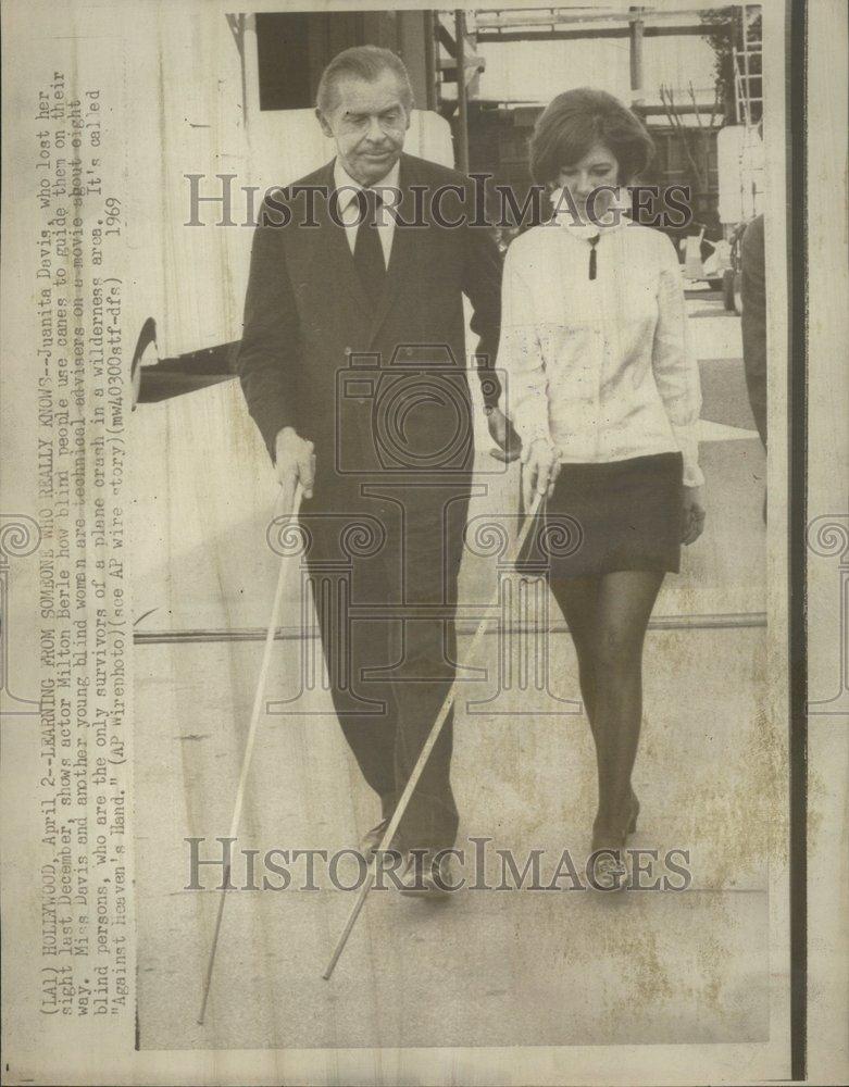 1969 Press Photo Juanita Davis Milton Berle Blind Aides - RRV62667 - Historic Images