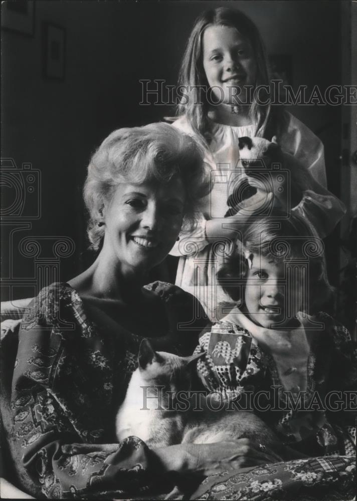 1977 Press Photo Kathleen Hitchcock "Hatha Yoga" Host with Daughters Wisconsin - Historic Images