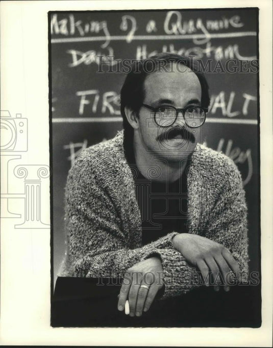 1984 Press Photo R. Kenneth Harper lectures on the Vietnam war, Wisconsin - Historic Images