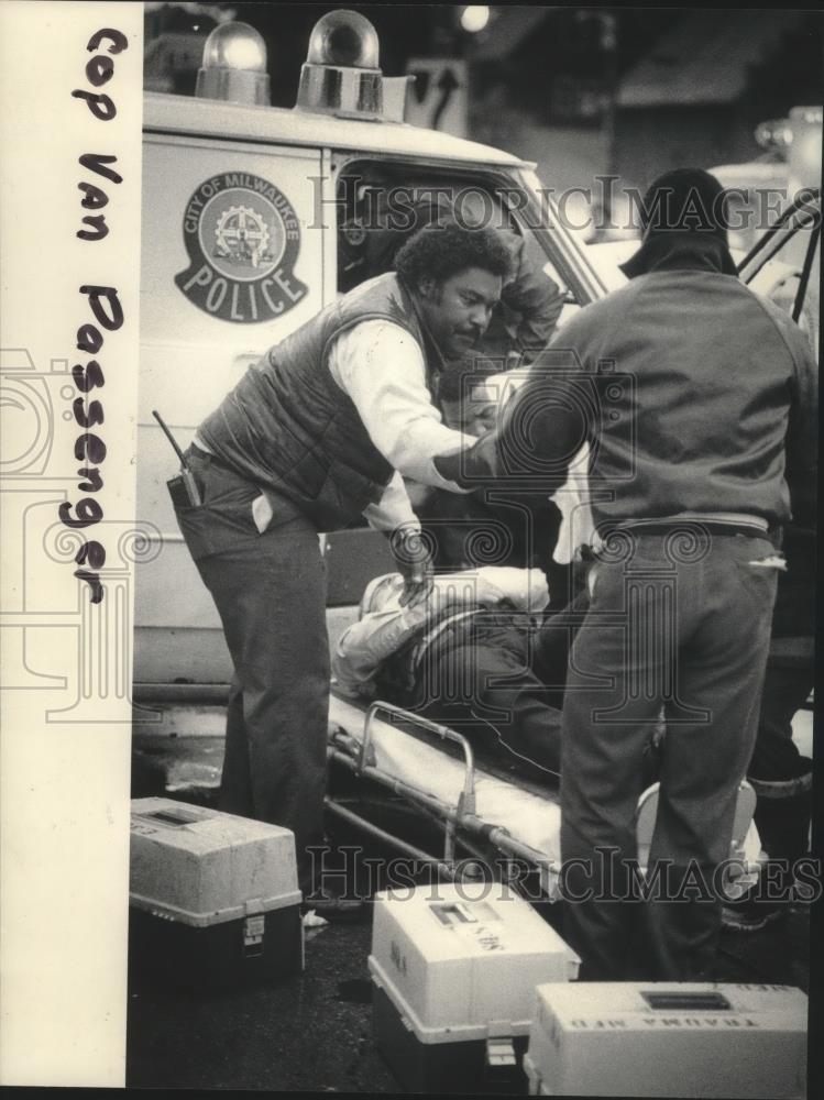 1983 Press Photo Two Injured Police Officers Removed from Van after Collision - Historic Images