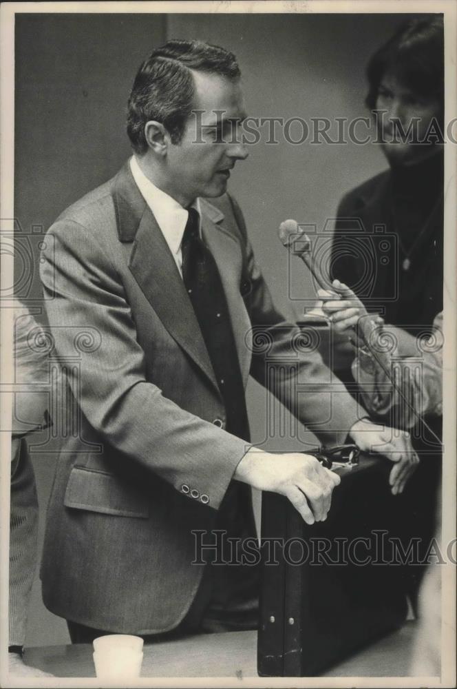 1976 Press Photo Attorney for Milwaukee School Board speaks of removing teacher - Historic Images