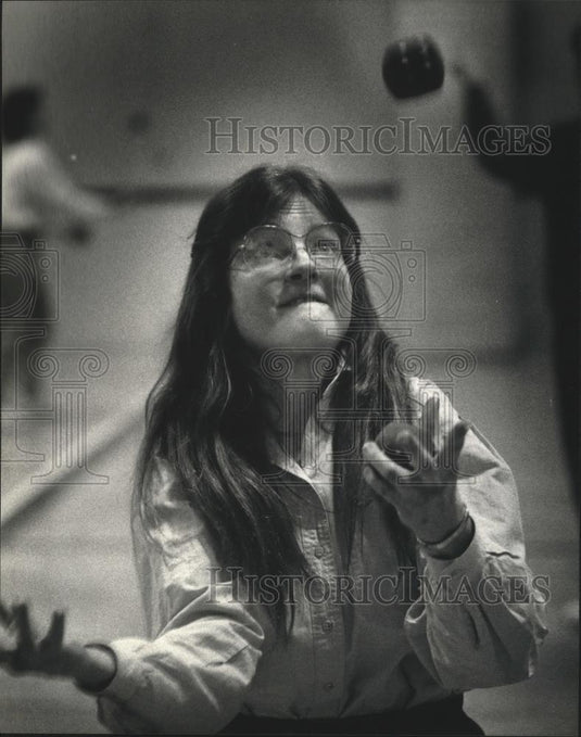 1990 Press Photo Ruth Gorton, Milwaukee, in free juggling clinic, Lincoln Center - Historic Images