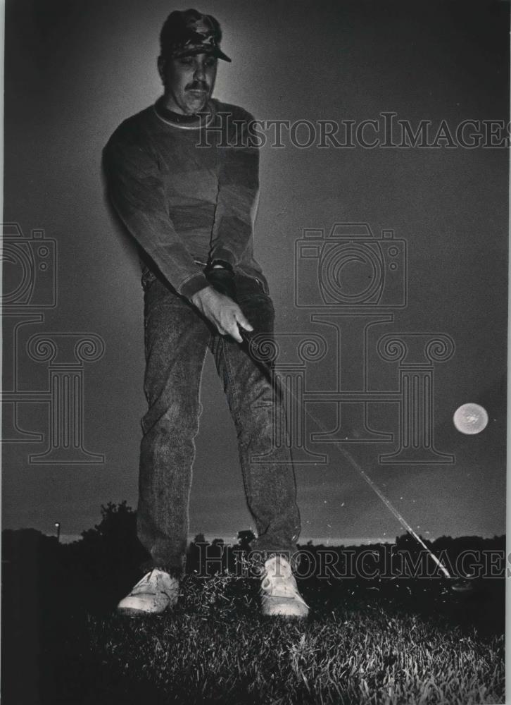 1992 Press Photo Golfers hit glow in the dark balls in Milwaukee's night game - Historic Images