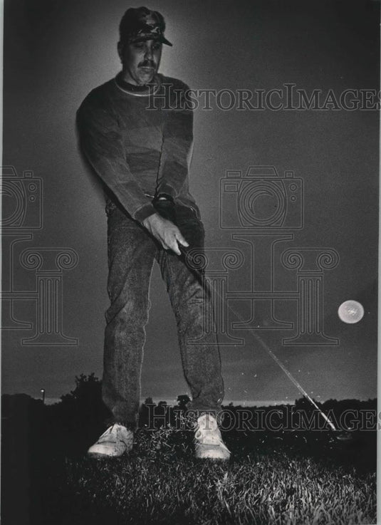 1992 Press Photo Golfers hit glow in the dark balls in Milwaukee's night game - Historic Images