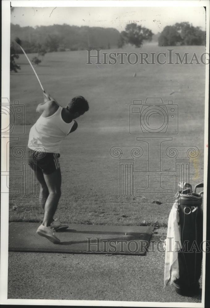1989 Press Photo A golfer shows follow through at the Oakwood Driving Range - Historic Images