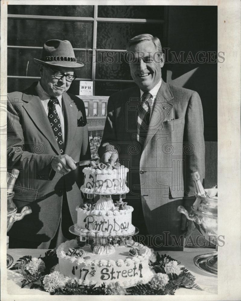 1975 Press Photo Mayor Bill McNichols Gov. John A. Love - RRV13977 - Historic Images