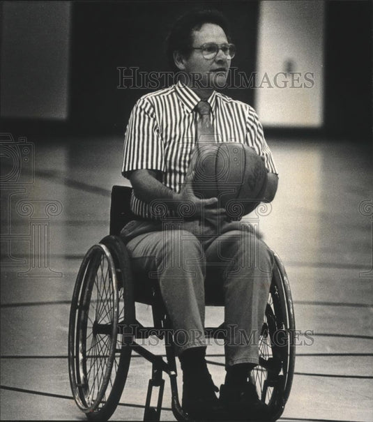 1992 Press Photo Principal Hanold gets ready for game. Genesee Depot Wisconsin - Historic Images