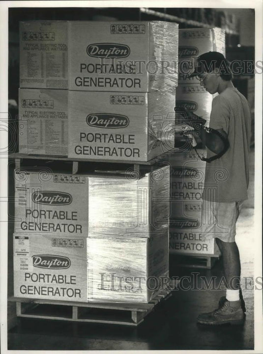 1992 Press Photo Generac Corporation, Genesee, Shane Behling loads trucks - Historic Images