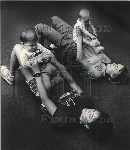 1986 Press Photo Sue Wilkie and Anne Frazier and Children Exercise, Milwaukee - Historic Images