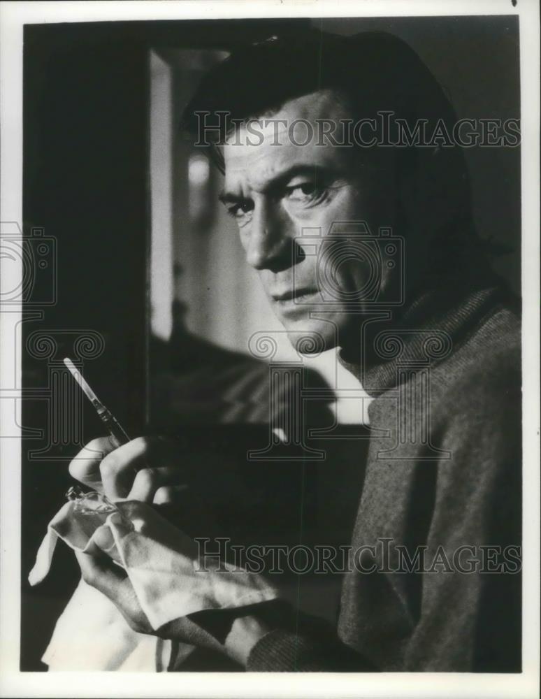 1977 Press Photo Laurence Harvey stars NBC Saturday Night at the Movies March 19 - Historic Images