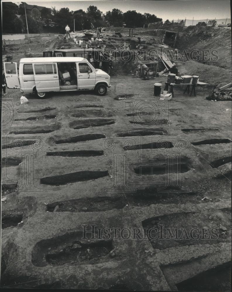 1991 Press Photo Pauper gravesites found on County Grounds in Milwaukee - Historic Images