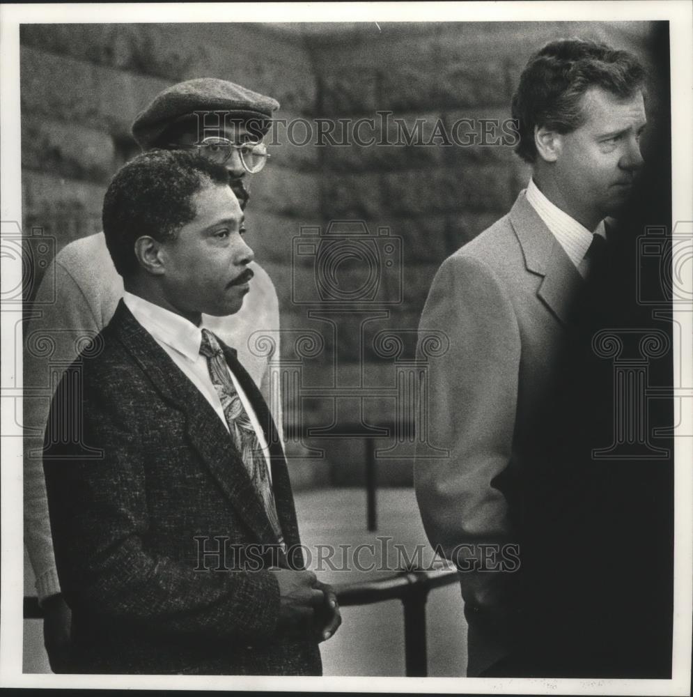 1989 Press Photo David L. Reynolds and Attorney William E. Callahan Jr. - Historic Images