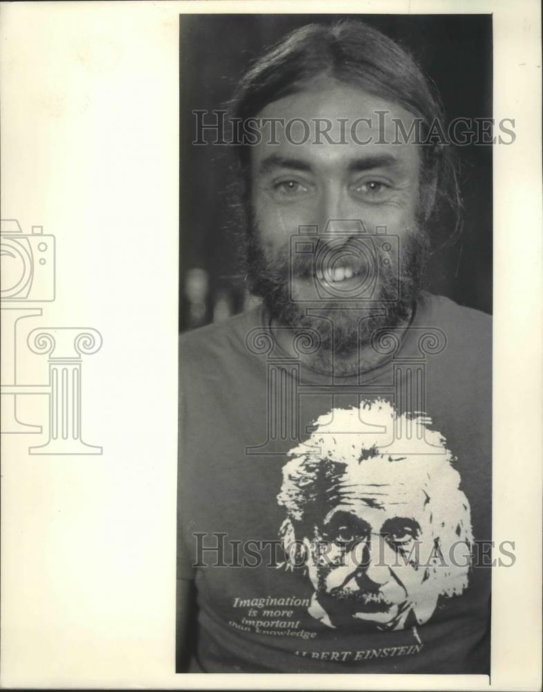 1985 Press Photo Tom Hastings smiles about committing crime. Webster, Wisconsin - Historic Images