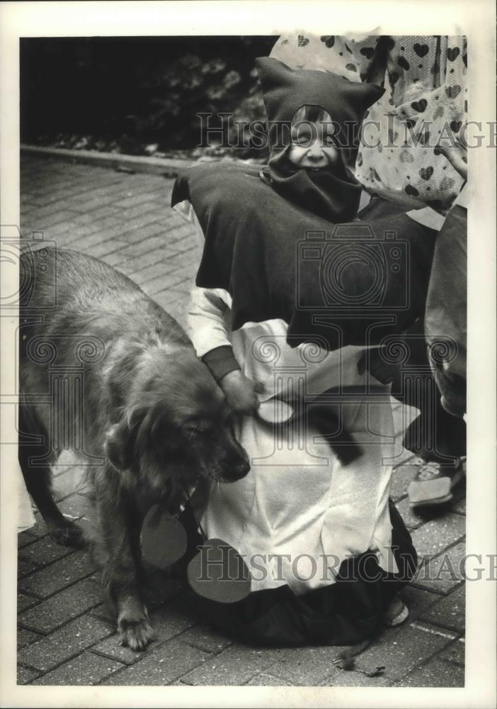 1990 Press Photo A dog wiJake Smith, Oak Creek, Wisconsin, Applefest, in costume - Historic Images