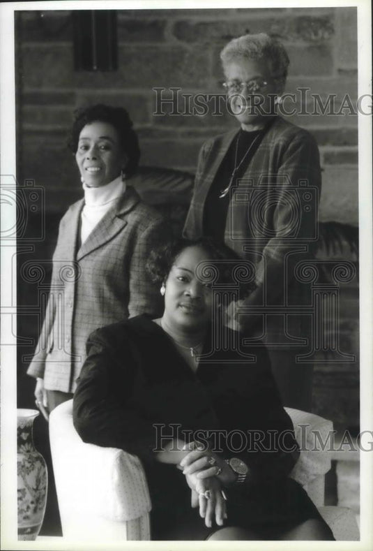 1994 Press Photo Milwaukee Links Women plan 14th annual holiday fund-raiser - Historic Images