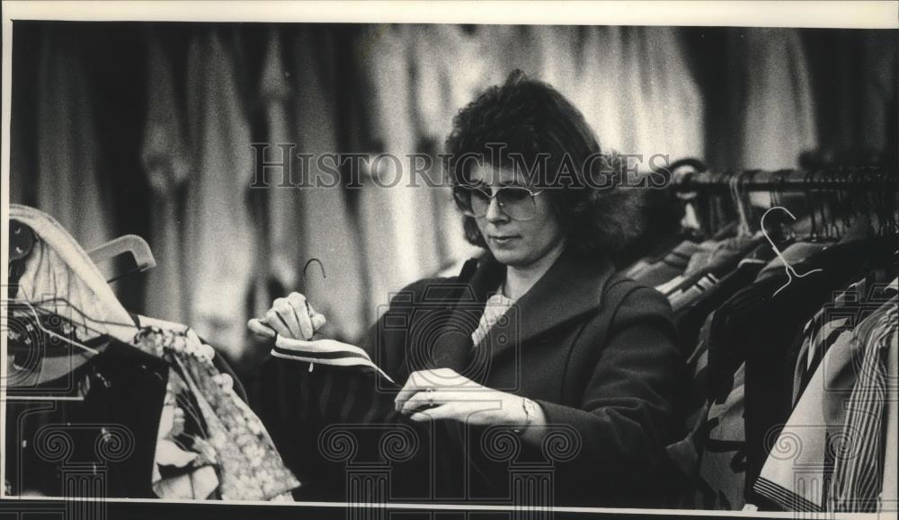 1988 Press Photo Josephine Popovic of Milwaukee, at Goodwill in Waukesha - Historic Images