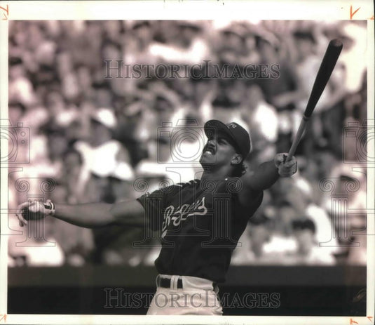 1993 Press Photo Juan Gonzalez of the Texas Rangers, hits 473 foot drive - Historic Images