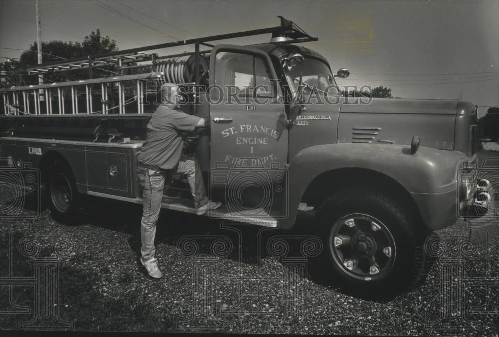 1992 Press Photo Dave Golz climbs into 1957 International Fire Engine - Historic Images