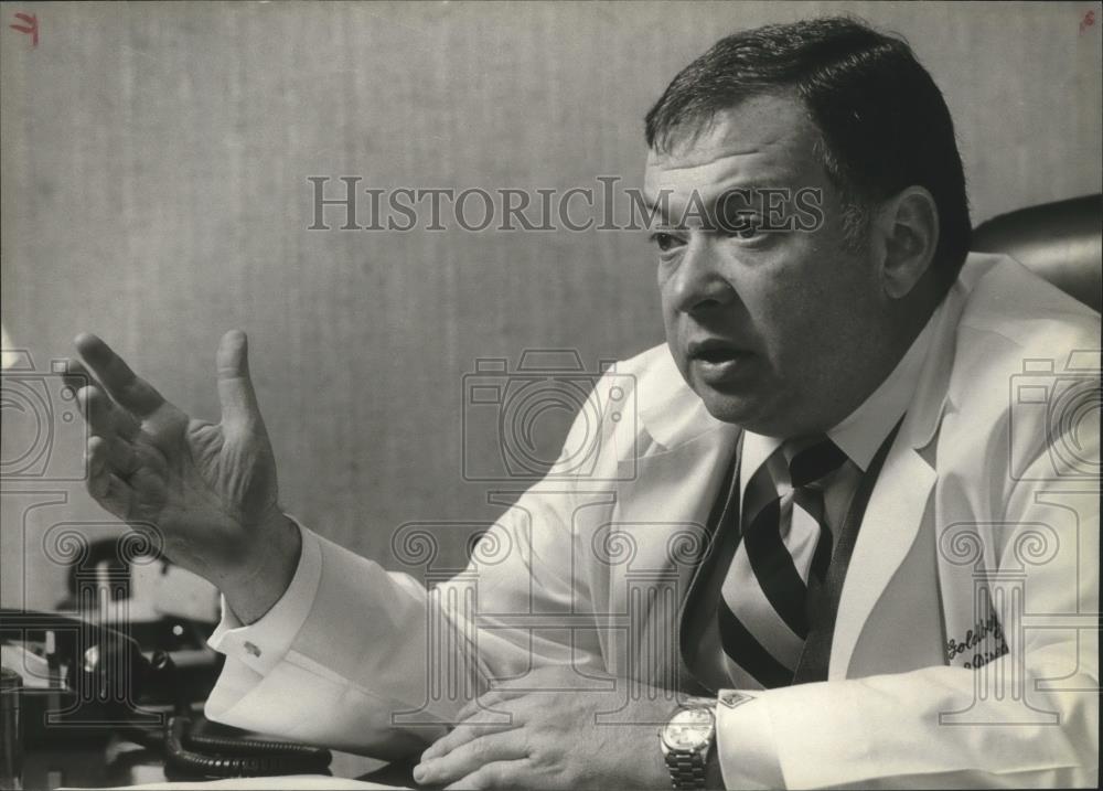 1980 Press Photo Dr. Henry Goldberg founder of an injury clinic in Milwaukee - Historic Images