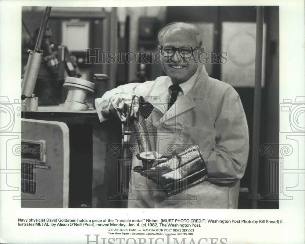 1982 Press Photo David Goldstein, Navy Physicist Holding a Piece of Nitinol - Historic Images