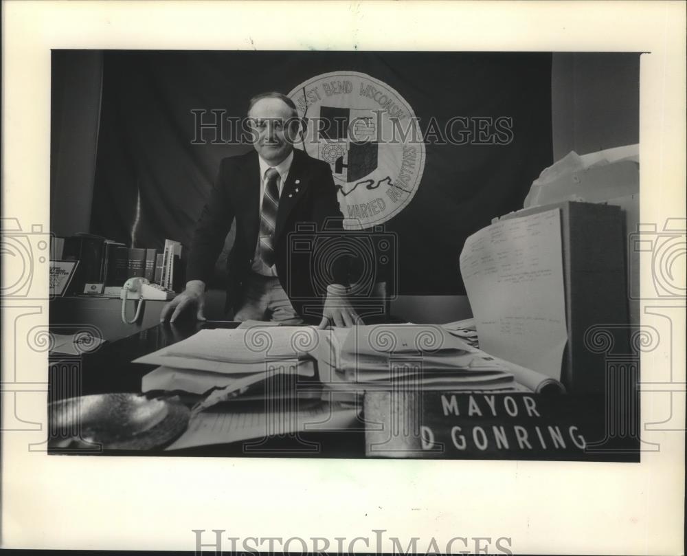 1984 Press Photo Donald Gonring, Mayor of West Bend, Wisconsin at His Desk - Historic Images