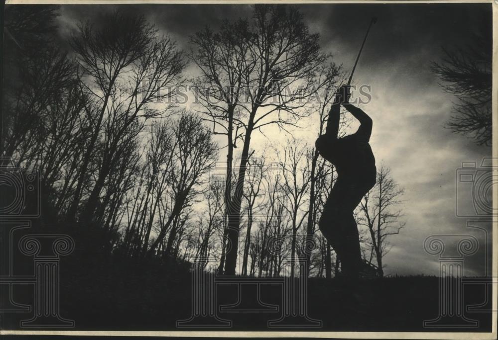 1988 Press Photo David Boda practices at Kettle HIlls Golf Course in Richfield - Historic Images