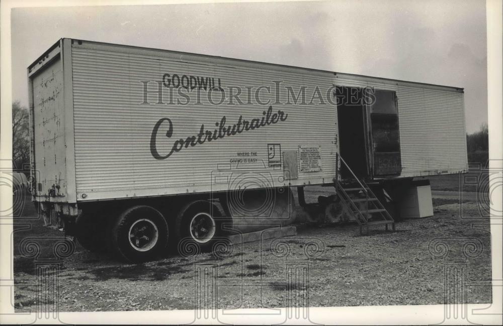 1988 Press Photo Goodwill Industries recycling center truck in Wisconsin - Historic Images