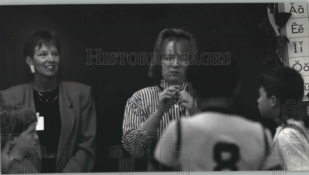 1992 Press Photo Beth Eisendrath &amp; Janis Freckmann Teachers Milwaukee, Wisconsin - Historic Images