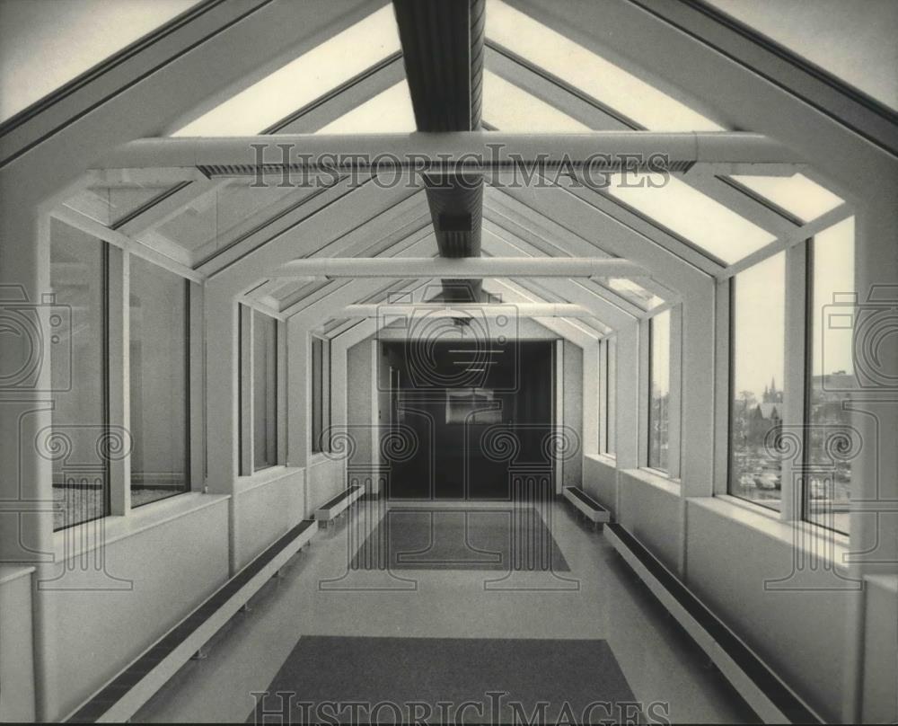 1985 Press Photo Skylit hallways link new wing to Good Samaritan Medical Center - Historic Images