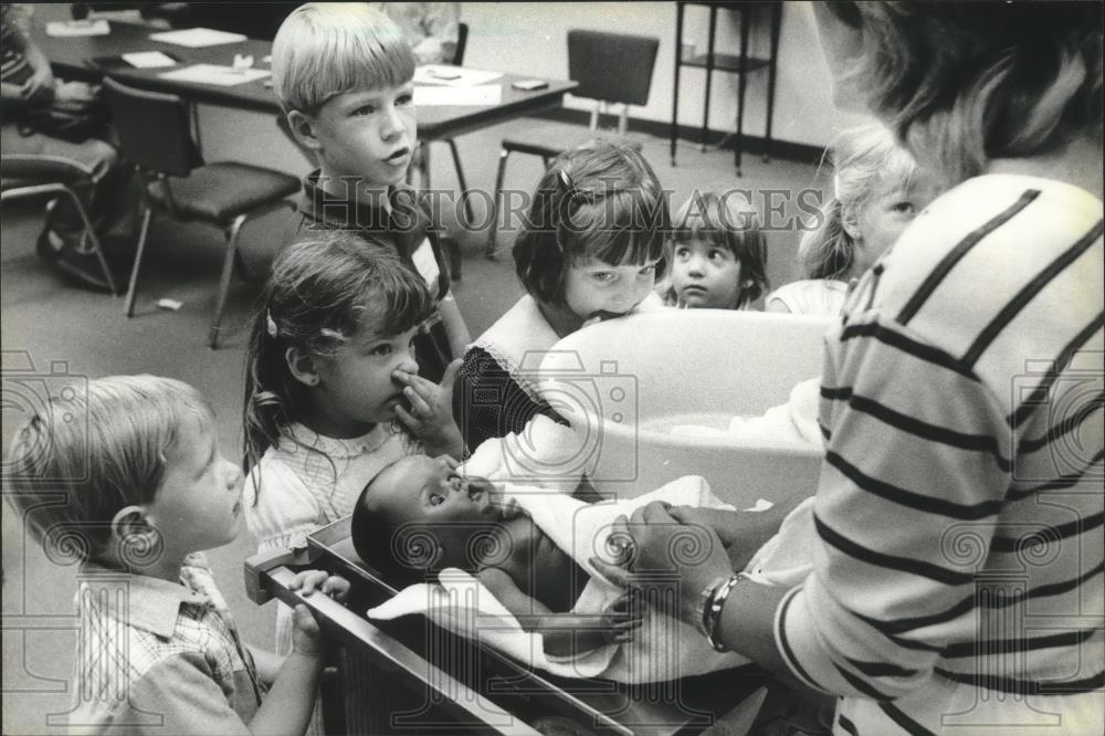 1983 Press Photo Nurse demonstrates baby bathing - Good Samaritan Medical Center - Historic Images