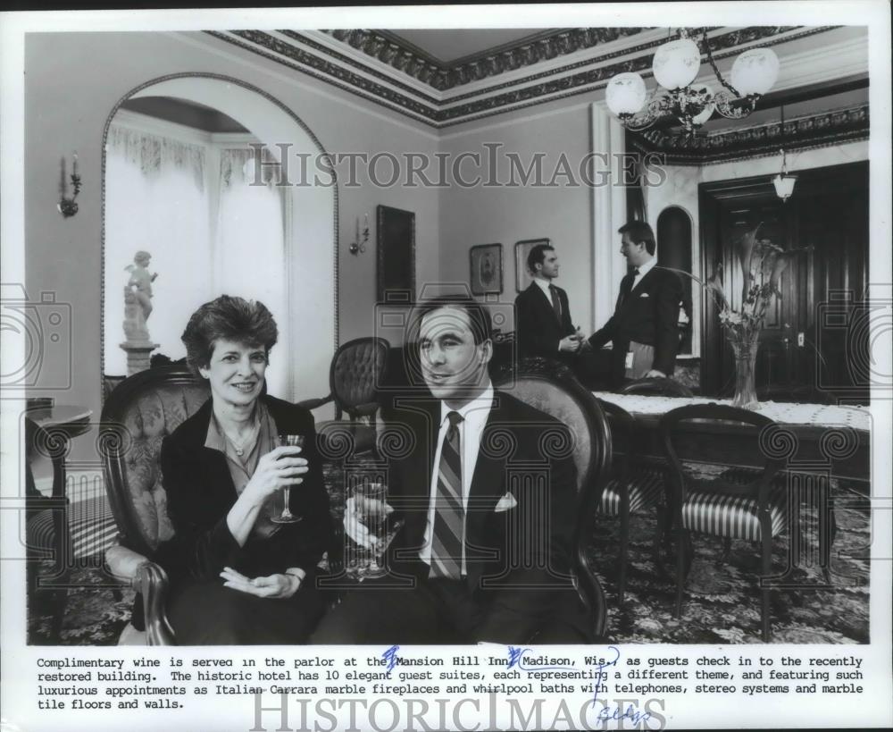 1986 Press Photo Guests Enjoy the Parlor, Mansion Hill Inn, Madison, Wisconsin - Historic Images