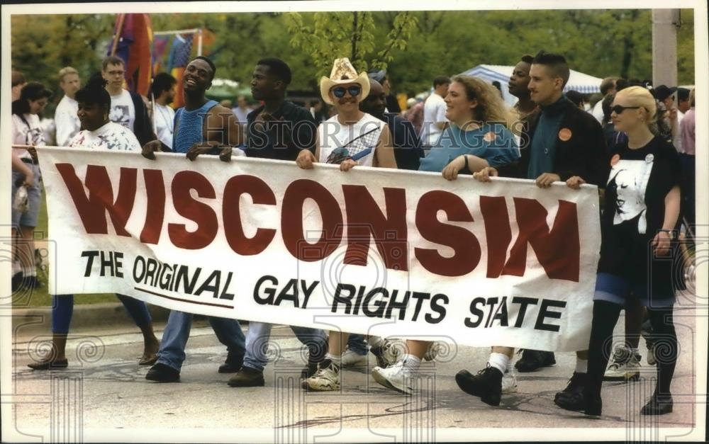 1993 Press Photo Marchers in the Lesbian/Gay Pride Parade in Junaeu Park - Historic Images