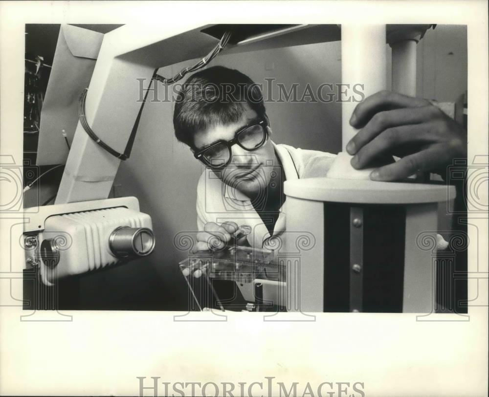 1983 Press Photo Patrick Boyle, GENDEX Corp. tests panoramic dental Xray machine - Historic Images