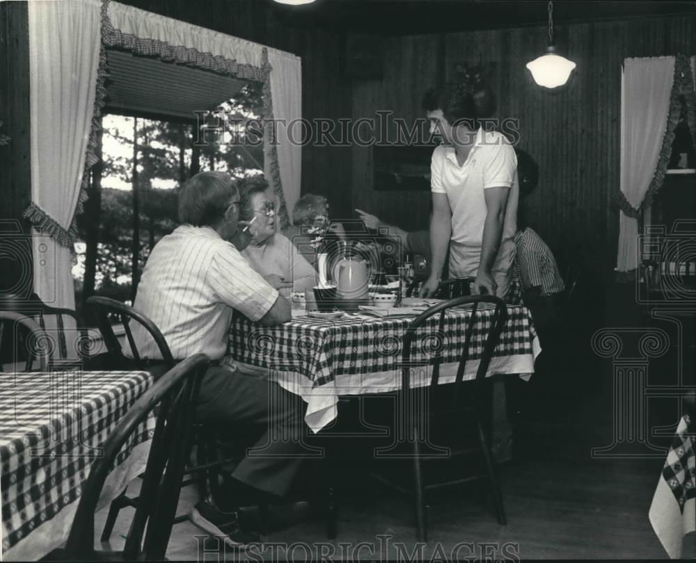 1986 Press Photo Bill Chants chats with diners at North Star Lodge. Star Lake - Historic Images