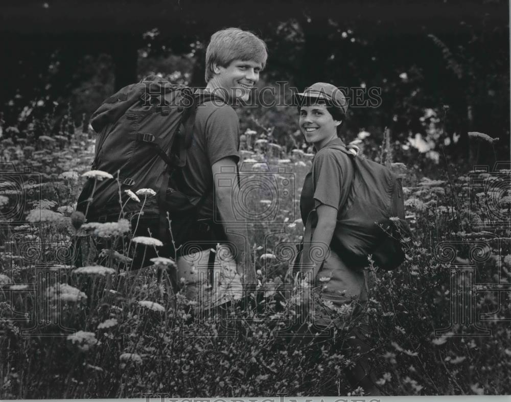 1984 Press Photo Jim and Sharon Kostenko of Wauwatosa on a backpacking trip - Historic Images
