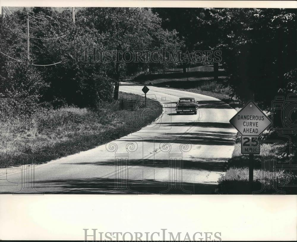 1983 Press Photo Curve along Northview Rd., Pewaukee, Wisconsin highway - Historic Images