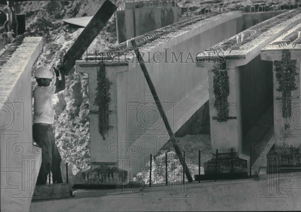 1985 Press Photo Construction Worker at a Highway 95 Overpass in Wisconsin - Historic Images