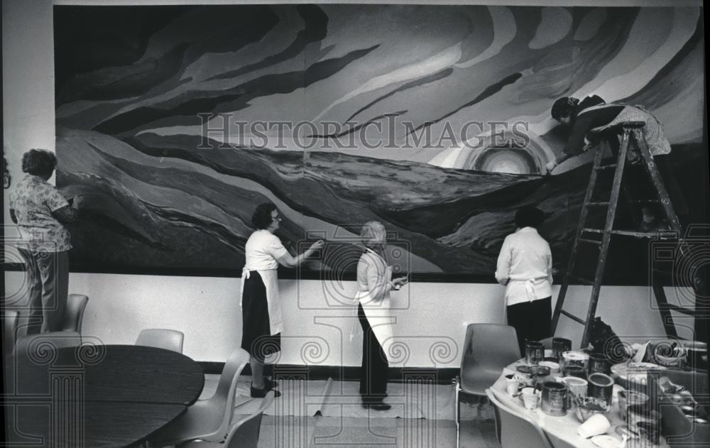 1984 Press Photo Senior Citizens Paint Mural on Wall of Northwest Senior Center - Historic Images