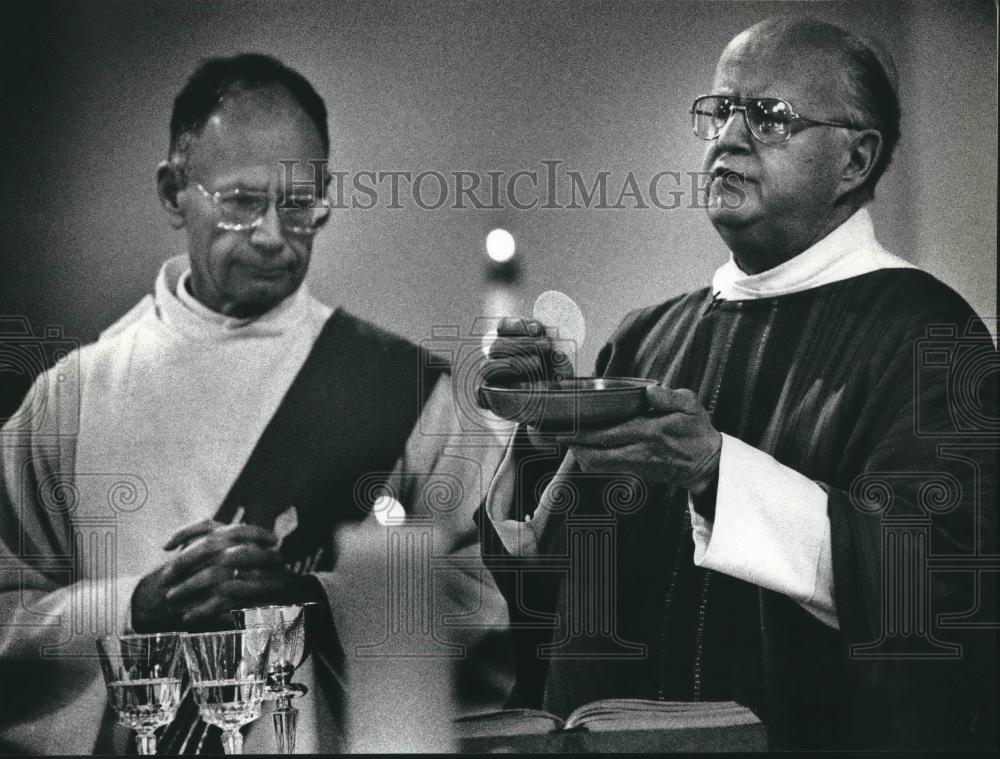 1990 Press Photo Father Robert Novotny, C. Edward Weber, Holy Rosary Church - Historic Images