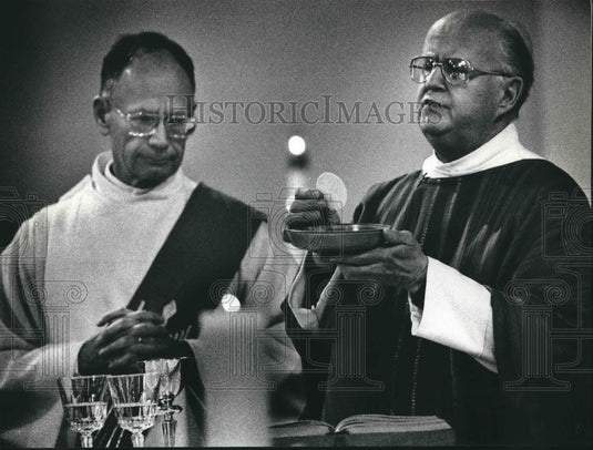 1990 Press Photo Father Robert Novotny, C. Edward Weber, Holy Rosary Church - Historic Images