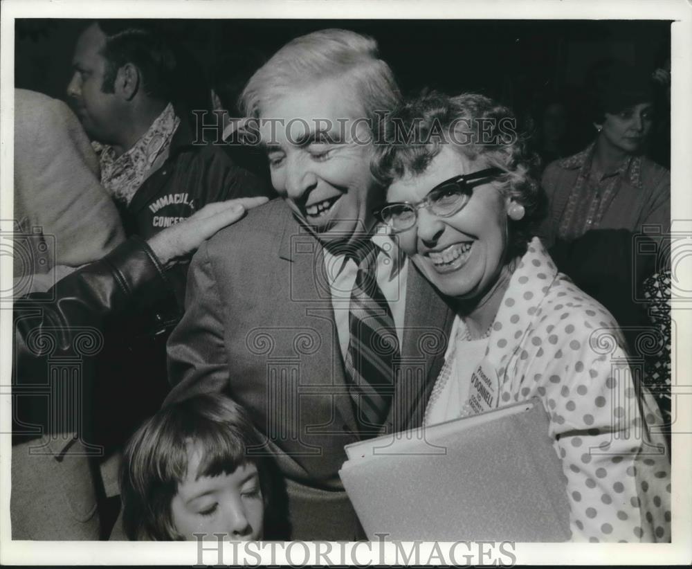 1976 Press Photo New County Executive, William F. O&#39;Donnell &amp; wife, and daughter - Historic Images